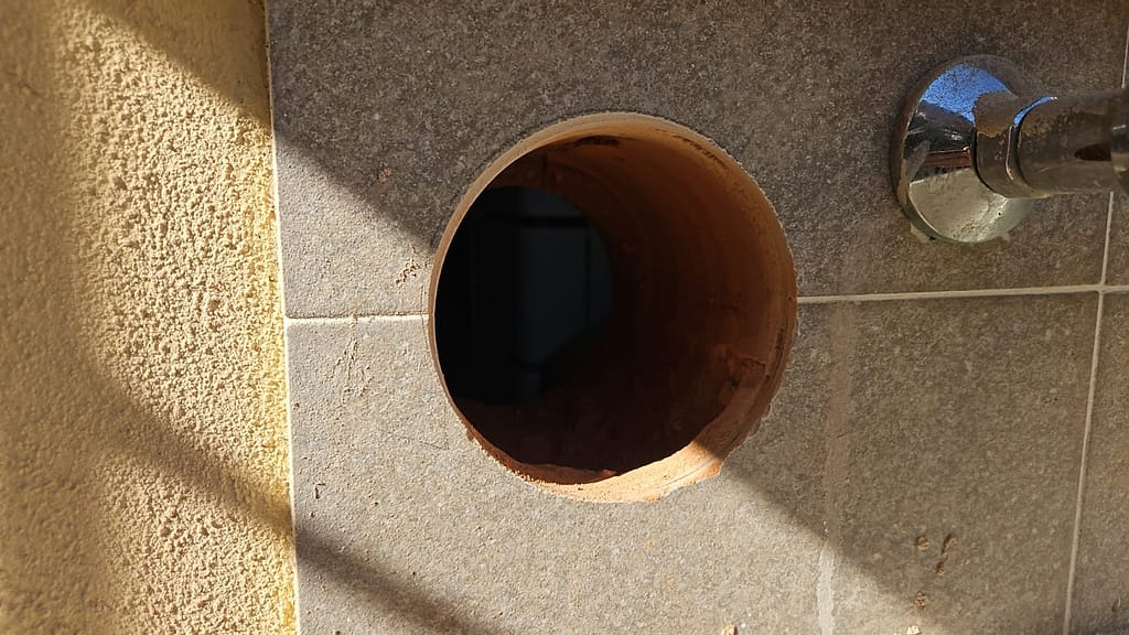 Foro di Carotaggio di una parete per il posizionamento del sensore esterno per il calcolo dell'umidità Assoluta g/mc