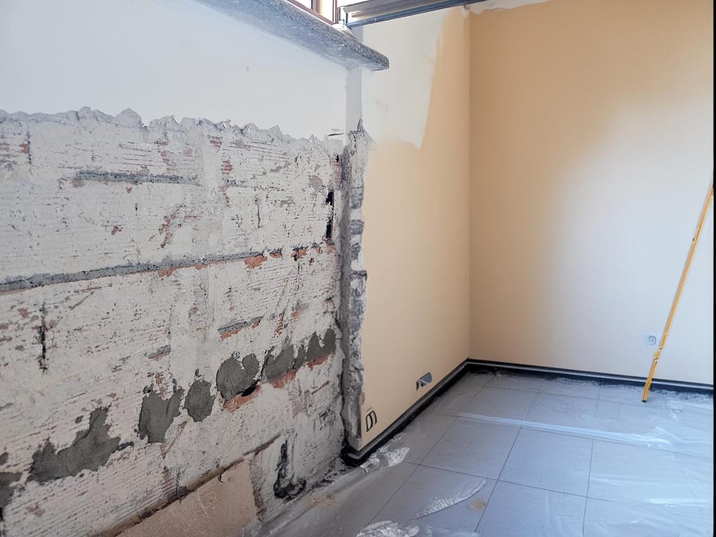 Avvio del cantiere con demolizione della parete di casa