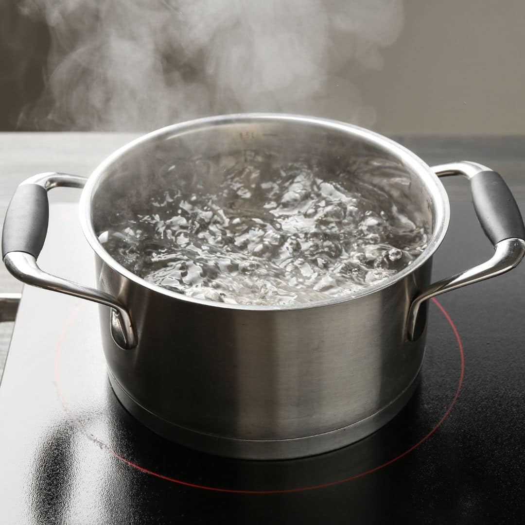 Vapore prodotto dall'acqua che bolle in una pentola sul fornello