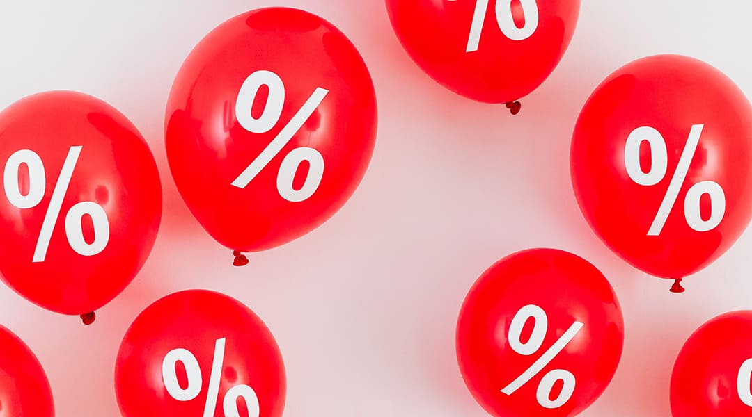 Bonus ristrutturazioni: palloncini rossi con simbolo % per sconti anti umidità del 50%.