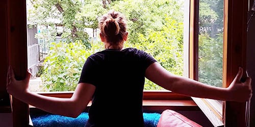 Areare casa d'estate: metodo corretto per prevenire la muffa. Finestra aperta per ventilazione naturale.