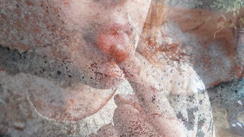 Efflorescenze saline: analisi del sapore dei sali che danneggiano gli intonaci. Umidità e degrado visibili.